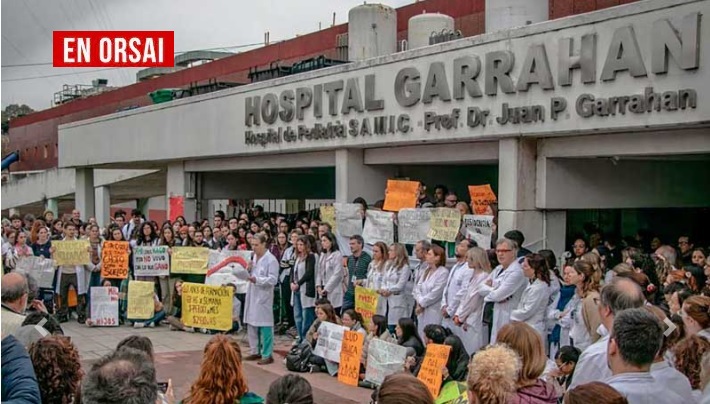 Imagen de archivo de la entrada del Hospital Garrahan durante una jornada de protesta, con pancartas y artistas actuando frente al edificio.
