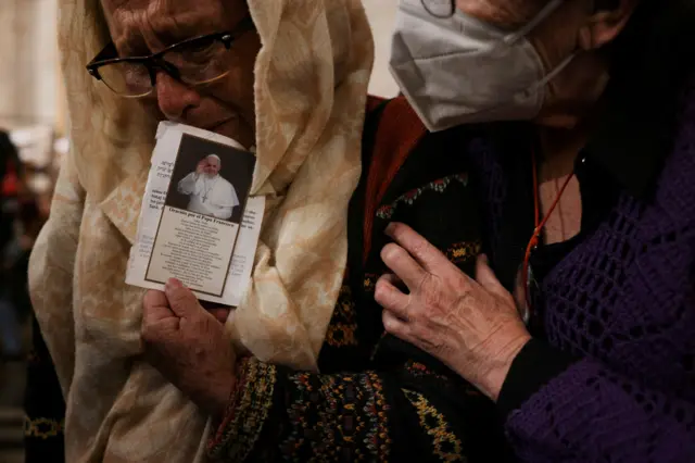 Fieles emocionados por la muerte de Francisco.