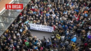 Investigadores del CONICET protestan frente al Ministerio de Economía con carteles