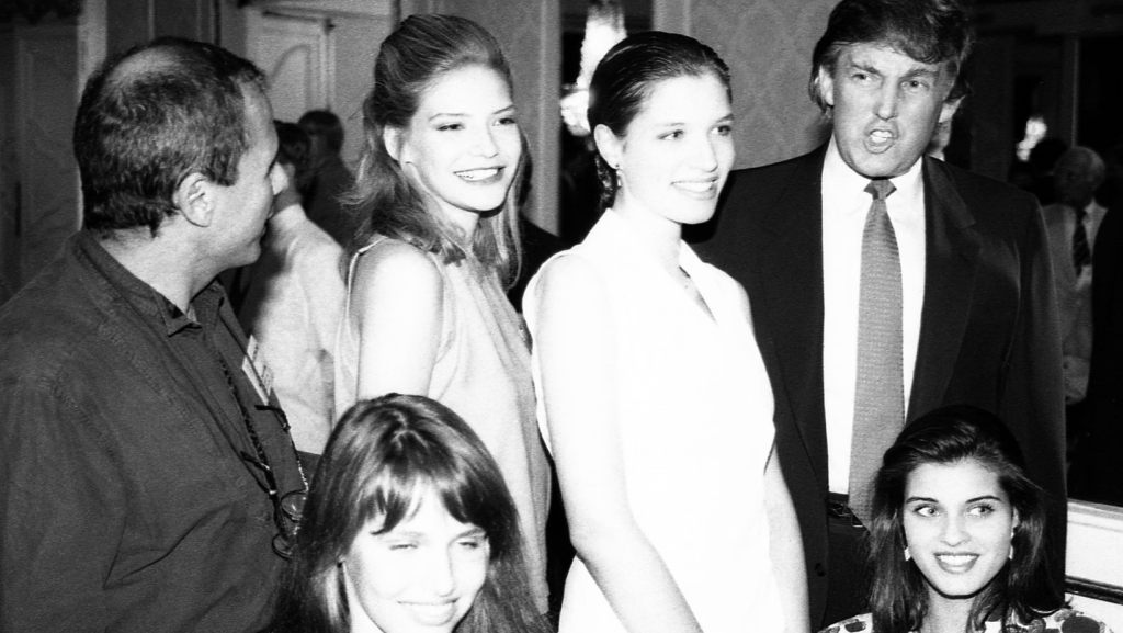 Donald Trump con los concursantes del concurso Look of the Year de 1991, año en el que fue juez.