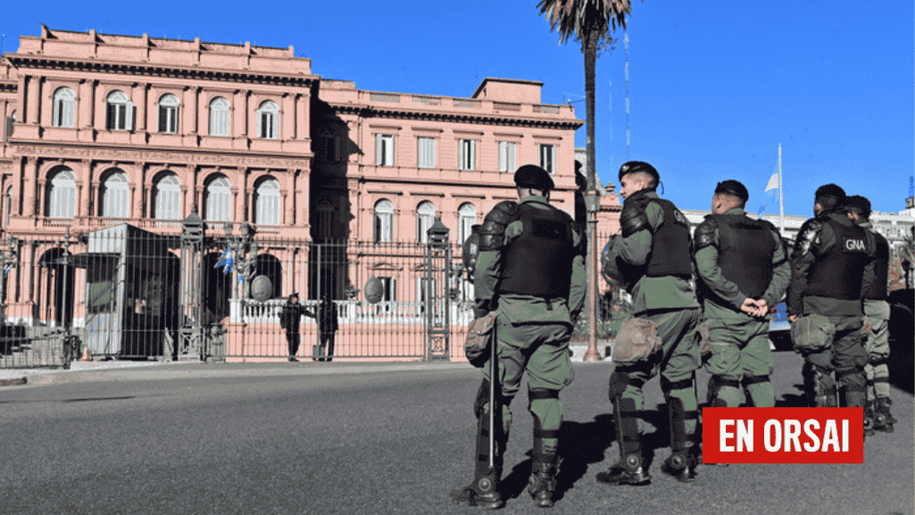 "Javier Milei llorando, reloj a punto de romperse y la palabra En Orsai, simbolizando la crisis económica argentina 2025"