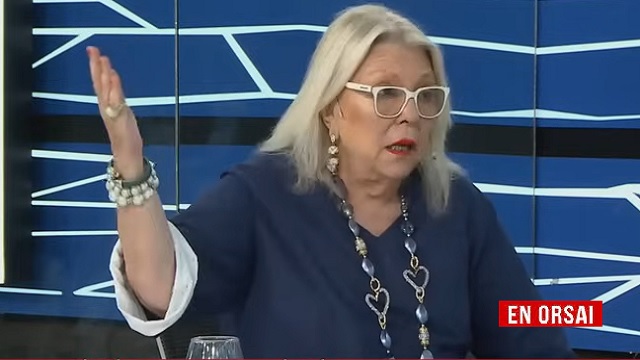 Elisa Carrió en vivo en televisión, gesticulando mientras critica al gobierno de Milei y reclama transparencia política, octubre 2025.