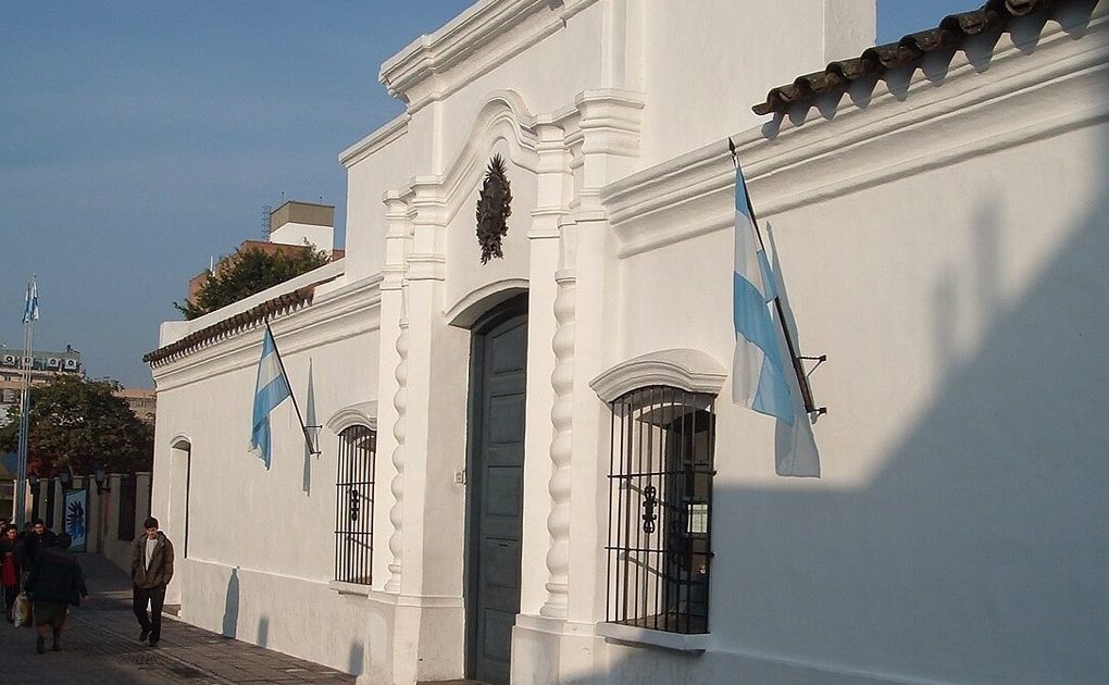 Fachada de la Casa Historica de Tucuman con banderas argentinas