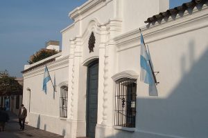 Fachada de la Casa Historica de Tucuman con banderas argentinas