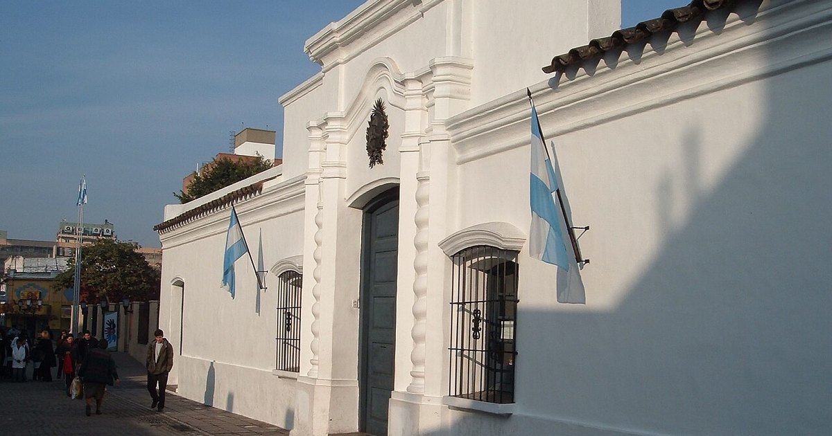 Fachada de la Casa Historica de Tucuman con banderas argentinas