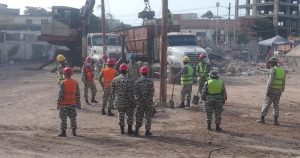 Trabajadores en tareas de reconstruccion en La Guaira, Venezuela