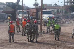 Trabajadores en tareas de reconstruccion en La Guaira, Venezuela