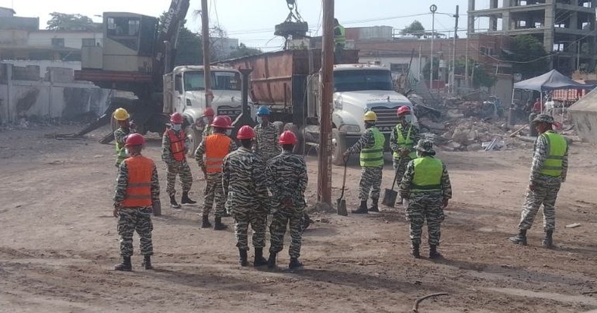 Trabajadores en tareas de reconstruccion en La Guaira, Venezuela