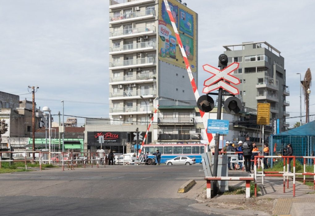 Barrera baja en un paso a nivel de la linea Sarmiento en Ciudadela con personal ferroviario