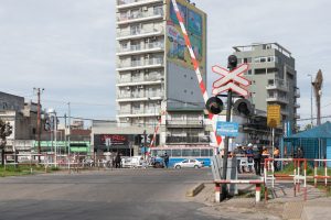 Barrera baja en un paso a nivel de la linea Sarmiento en Ciudadela con personal ferroviario